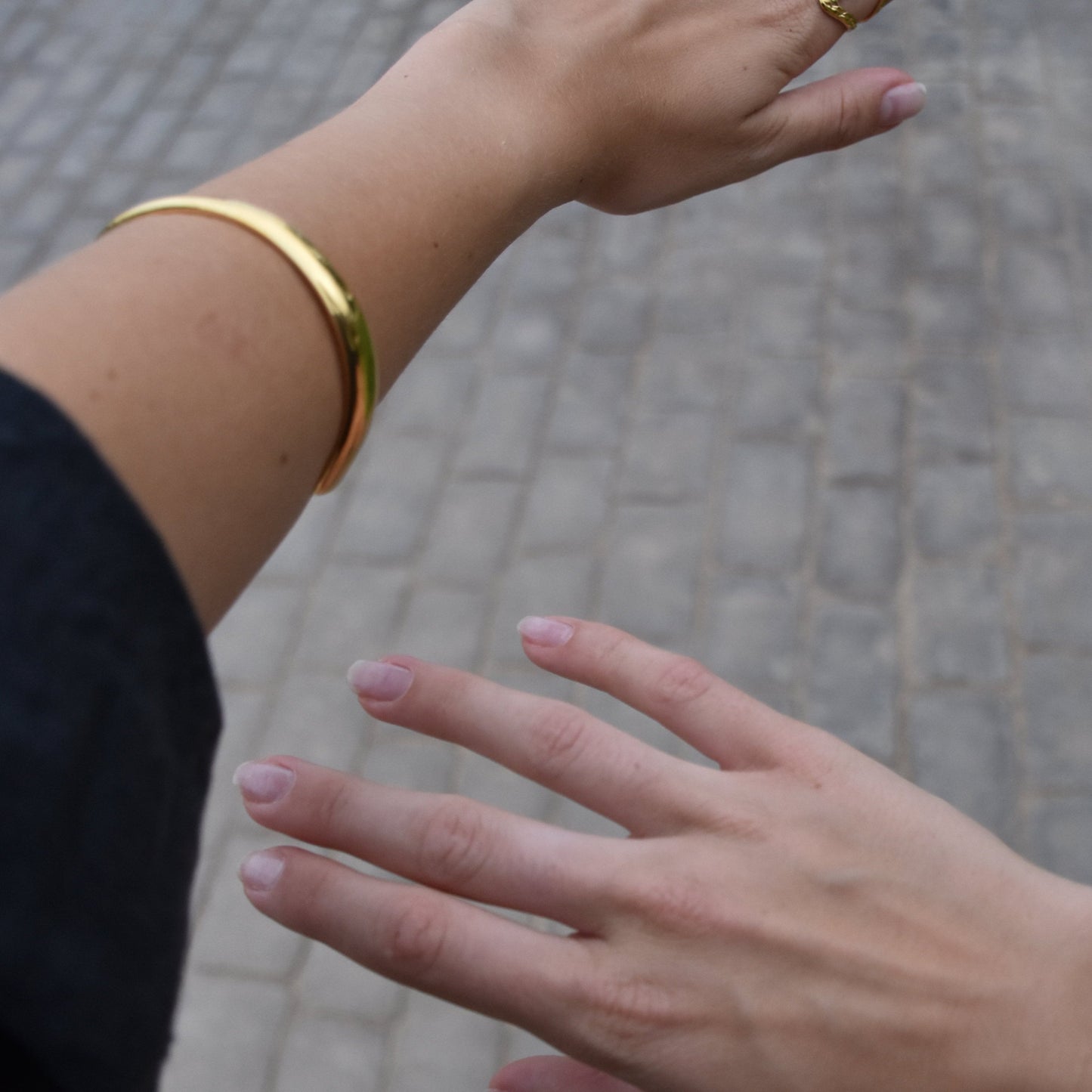 Brazalete "Génesis" Dorado Ajustable Acero Inoxidable